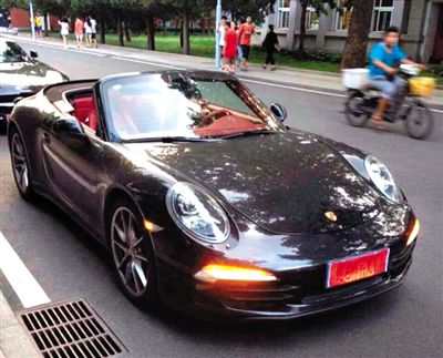 近日，一組“北體大畢業(yè)典禮豪車云集堪比車展”組圖在網(wǎng)絡(luò)爆紅。網(wǎng)絡(luò)截圖