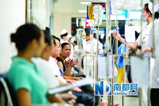 醫(yī)院走道坐滿(mǎn)了打吊針的員工。