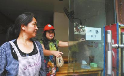 8月14日，市民志愿者體驗城管執(zhí)法招呼商家不要亂張貼。