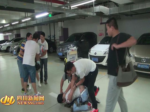 辦案人員在機場停車場抓獲胡某及其女友（警方視頻截圖）。