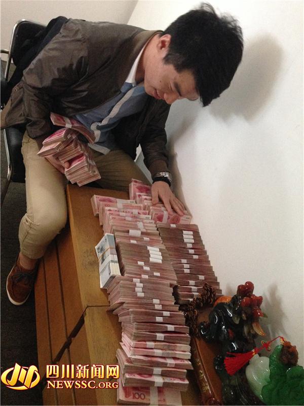 警方在犯罪嫌疑人手機中發(fā)現(xiàn)的照片，犯罪嫌疑人正在數(shù)騙來的贓款（警方提供）。