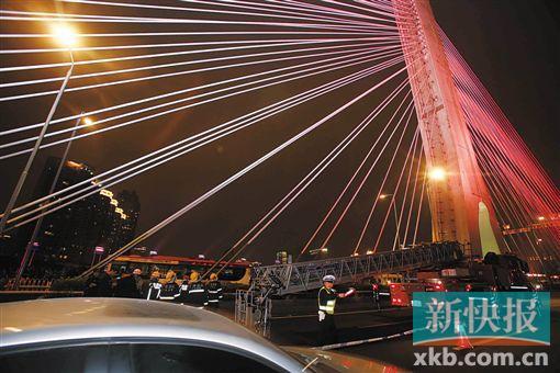 昨日深夜，橋上東側(cè)空出兩條車道用來救援。