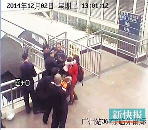 民警果斷將孩子救下,并控制跳樓男子。 通訊員圖(視頻截圖)