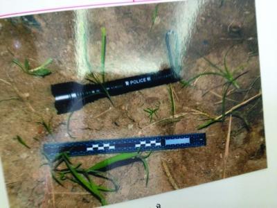 男子冒充警察敲詐車震男女 多次用電擊棍打受害人 男子冒充警察敲詐車震男女 多次用電擊棍打受害人