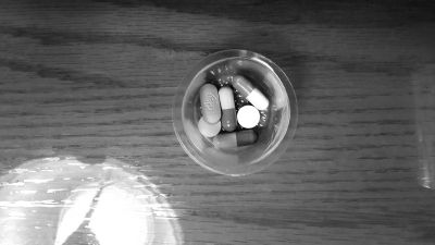 陸勇每日需服用的藥物，圈中為印度仿制抗癌藥。陸勇供圖