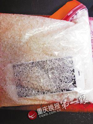 落水后，把手機(jī)放進(jìn)大米里吸水