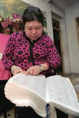 背單詞，是很多學(xué)生學(xué)習(xí)英語時最頭疼的事兒，而西安51歲大學(xué)英語老師李艷芝在兩年內(nèi)背完《英漢大詞典》22萬個英語詞匯，學(xué)生稱贊其為一本活的《英漢大詞典》；兒子自小患有自閉癥，生活不能自理，20年前又與丈夫離婚，面對生活的不幸，她秉承“你必須一直向前”的信念。