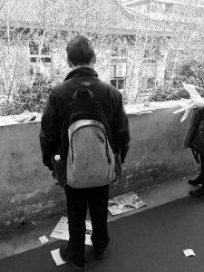 “娃在湖南上大學(xué)，馬上就要畢業(yè)了，所以我經(jīng)常在網(wǎng)上瀏覽咸陽、西安的招聘信息，想讓他畢業(yè)后留在我和他媽身邊……”3月14日，秦都區(qū)人才交流中心在區(qū)政府二樓舉辦招聘會(huì)，一名50多歲的“求職者”吸引了不少人的目光。據(jù)悉，此次招聘會(huì)共有市內(nèi)外112家企業(yè)參加，提供就業(yè)崗位3200個(gè)。