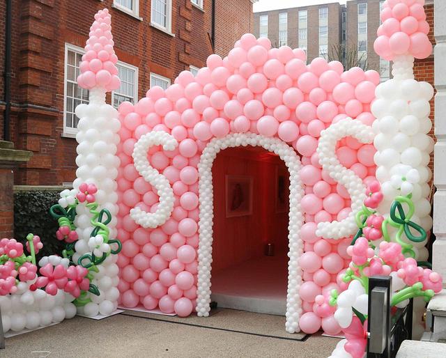 生日宴會入口處用氣球搭建成一個城堡模樣。