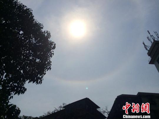 廣東汕頭現(xiàn)“日暈”奇觀 持續(xù)兩小時 廣東汕頭現(xiàn)“日暈”奇觀 持續(xù)兩小時