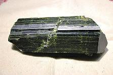 近日，商南縣奇石愛(ài)好者潘某在青山鎮(zhèn)鐵礦開(kāi)采區(qū)發(fā)現(xiàn)一塊疑似綠簾石，有待相關(guān)專(zhuān)家和權(quán)威機(jī)構(gòu)認(rèn)定。