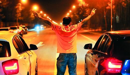 2013年8月25日凌晨，北京，在東壩大街路口進(jìn)行的一場飆車。