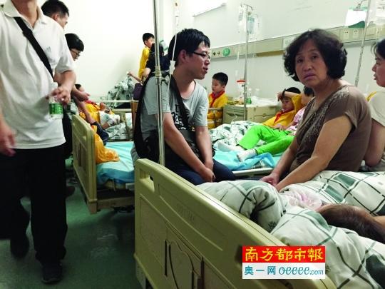  昨晚，家長(zhǎng)們陪著誤食鼠藥的孩子們?cè)卺t(yī)院就診。