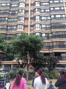 新郎被鬧洞房6樓墜亡 親屬稱(chēng)其藏窗口發(fā)生意外