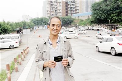 69歲老人學(xué)車半年拿駕照 距離報名年限只差1年