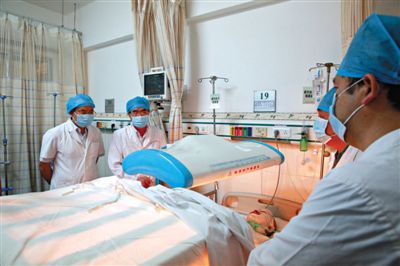 受傷醫(yī)生覃某正在進行治療。昨日上午，醫(yī)生覃某在醫(yī)院乘電梯期間，被一名患者潑汽油并點燃，致重度燒傷。圖/CFP