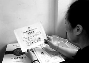 思念小寶的時候，李女士就一遍遍整理孩子留在家里的物品。