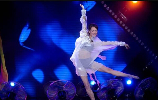 閆博雅此前節(jié)目中穿透視裝熱舞 閆博雅此前節(jié)目中穿透視裝熱舞