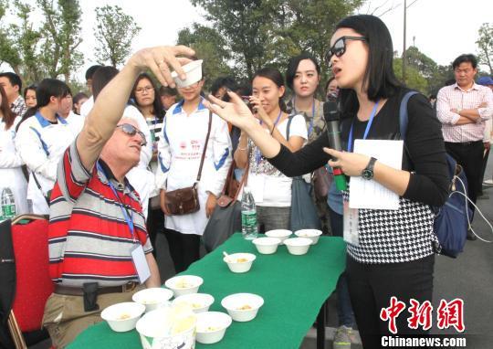 圖為外國友人品嘗揚州炒飯?！〈藜衙鳌z