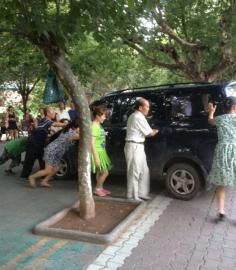 今年夏天壩壩舞成員將一輛小車推向公路。（圖據(jù)網(wǎng)絡(luò)）
