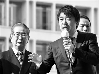 29日，日本著名極右翼分子石原慎太郎（左）和新生代右翼政客橋下徹在東京街頭演講拉票。