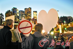 　14日，在美國首都華盛頓白宮外，民眾舉行燭光集會，悼念當(dāng)日康涅狄格州桑迪胡克小學(xué)槍擊案遇難者，呼吁