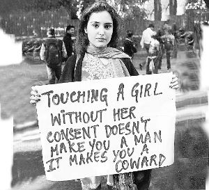 一名印度女孩抗議強(qiáng)奸暴行。