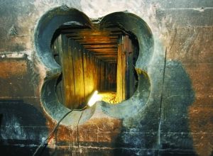 隧道頂端及四周用板材固定。 人民網(wǎng)照片