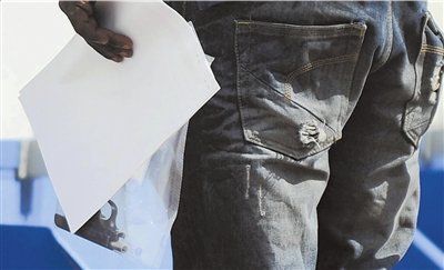 涉案手槍。新華社發(fā)