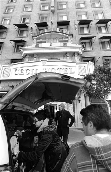 20日，美國(guó)洛杉磯，塞西爾酒店房客薩拜娜乘出租車離開酒店。由于擔(dān)心水質(zhì)受到污染，目前已有27戶房客離開塞西爾酒店。