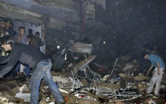 3月3日，在巴基斯坦南部城市卡拉奇，救援人員在爆炸現(xiàn)場工作。