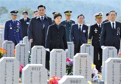 26日，韓國(guó)總統(tǒng)樸槿惠參加“天安”艦事件3周年紀(jì)念活動(dòng)，悼念在事件中身亡的韓國(guó)士兵。