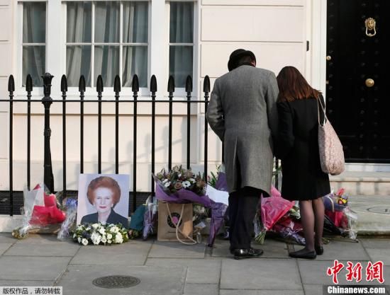 當(dāng)?shù)貢r(shí)間2013年4月8日，英國(guó)倫敦，民眾在英國(guó)前首相撒切爾夫人位于倫敦的住所前進(jìn)行悼念活動(dòng)。