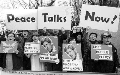 4月12日，韓國示威者在該國國防部前手持克里畫像，反對韓美軍演，要求克里前往朝鮮尋求和平談判。