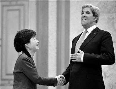 4月12日，韓國總統(tǒng)樸槿惠（左）與美國國務(wù)卿克里會面。