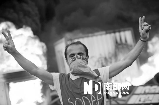 5月31日，土耳其示威者在伊斯坦布爾市中心的塔克西姆廣場抗議政府拆除加濟公園的計劃。