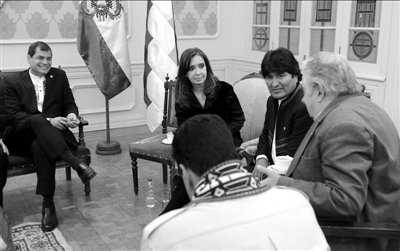 7月4日，科雷亞、克里斯蒂娜、莫拉萊斯、穆?？榜R杜羅（左起順時(shí)針?lè)较颍﹨⒓訒?huì)議。新華社發(fā)