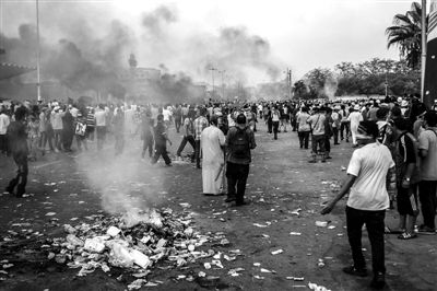 7月27日,在埃及首都開羅,穆爾西支持者同防暴警察發(fā)生沖突。新華社發(fā)