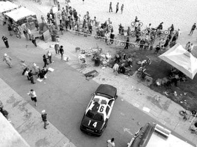 3日，美國洛杉磯，威尼斯海灘上血跡斑斑，警方正在調(diào)查。圖/東方IC