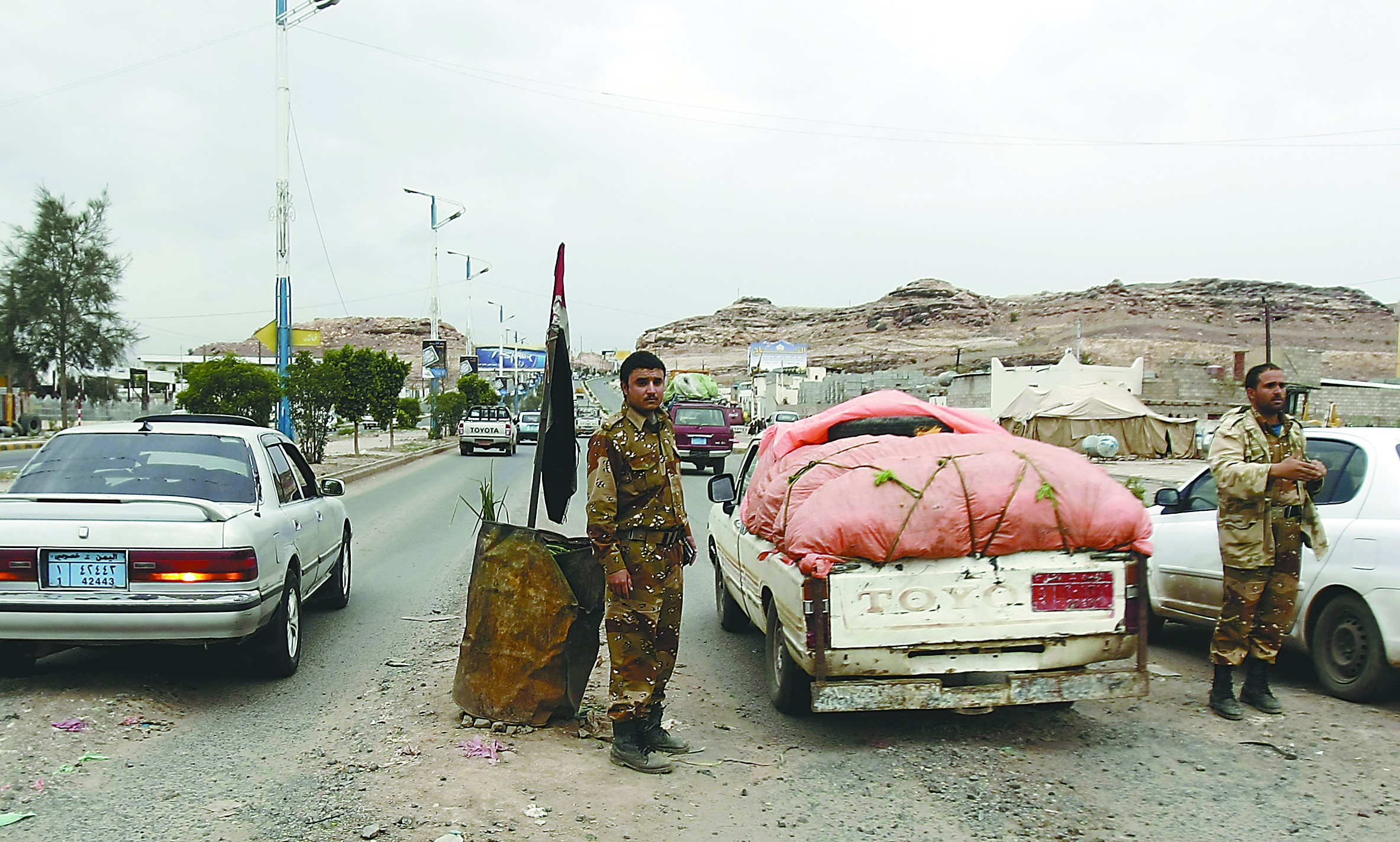 當(dāng)?shù)貢r間4日，在也門首都薩那，安全人員在通往美國大使館的路上設(shè)置檢查站檢查過往車輛。