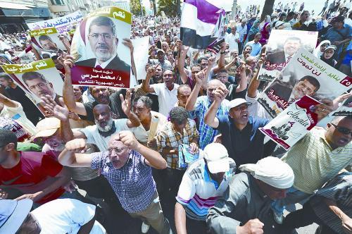 16日，穆爾西的支持者進(jìn)行“憤怒的星期五”大游行，抗議軍方清場(chǎng)行動(dòng)造成嚴(yán)重人員傷亡。