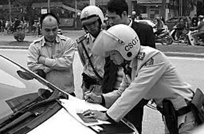 越南交警在開罰單。