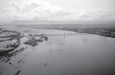 據(jù)目前估計(jì)，俄遠(yuǎn)東地區(qū)因洪災(zāi)造成的損失超過100億盧布。