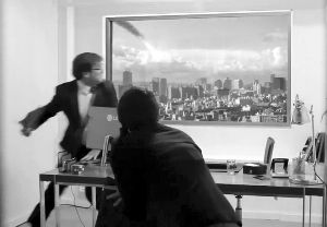 超高清屏幕上出現(xiàn)隕石撞擊城市樓群的場景，蒙在鼓里的求職者以為發(fā)生了真實(shí)的末日災(zāi)難