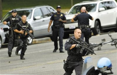 3日,案發(fā)現(xiàn)場(chǎng),持槍警察在奔跑。