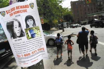 2013年7月23日，貼在紐約街頭的征詢線索傳單，這天是“希望寶寶”被發(fā)現(xiàn)遇害的日子，每年這天警方都