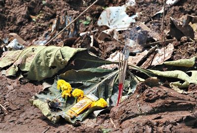 失事現(xiàn)場,有人擺上鮮花放上香燭表示悼念。