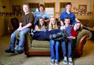 長大后的七胞胎。