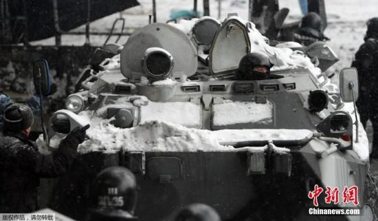 圖為烏克蘭警方派出裝甲車駛向抗議人群。