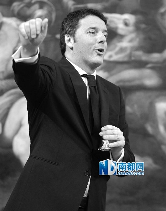 2月22日，在意大利羅馬總理府，新任總理馬泰奧·倫齊搖鈴象征正式行使總理權(quán)力。